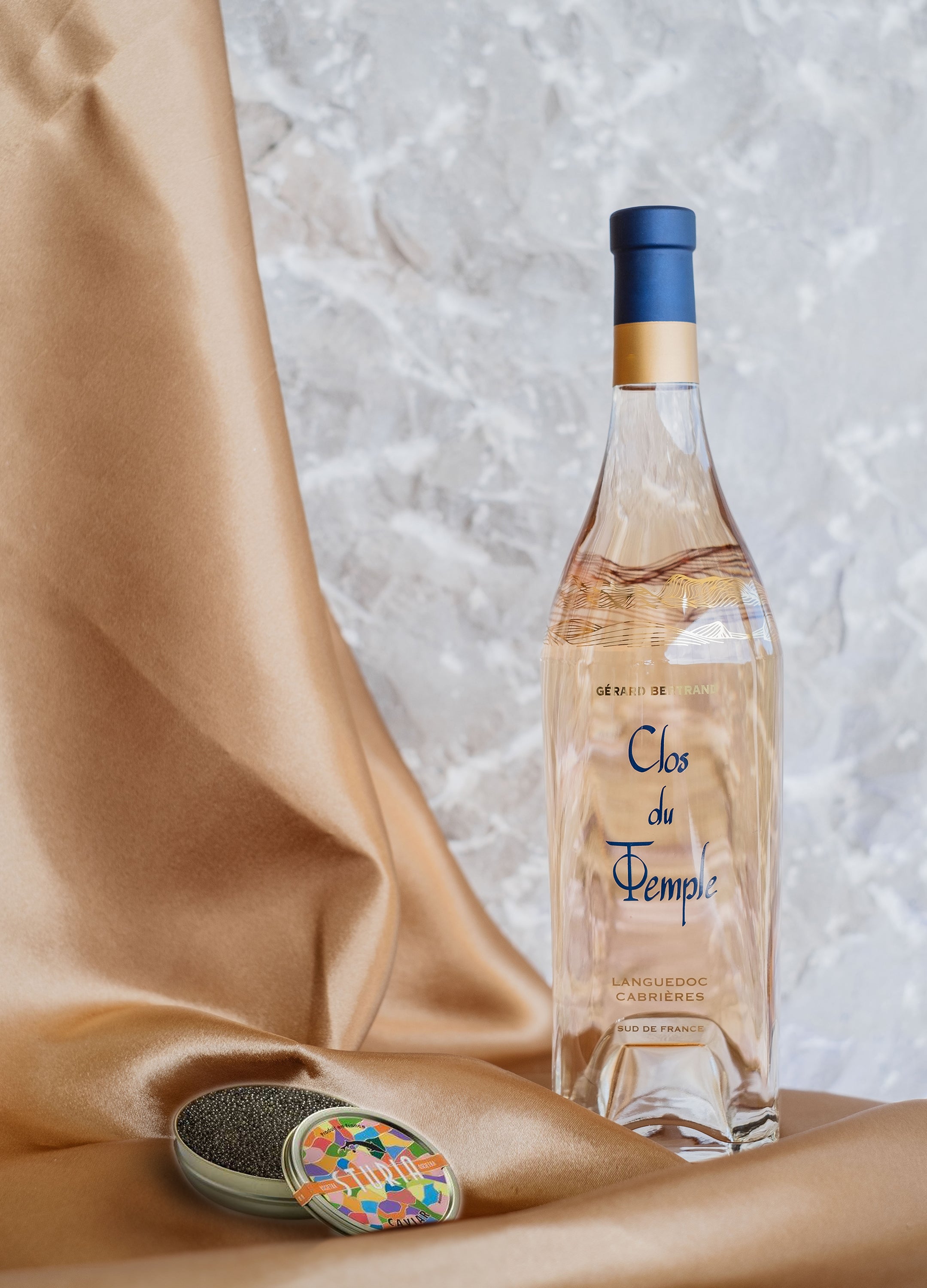 Offre Prestige Clos du Temple 2023 dans son Étui et une boîte de Caviar par Sturia